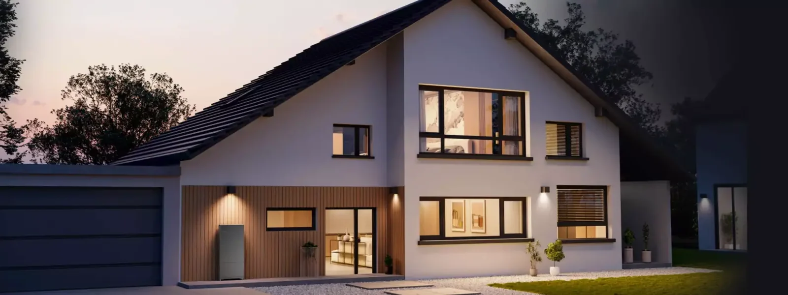 Haus beleuchtet, aussen an Holzfassade steht Ecoflow Heimspeicher