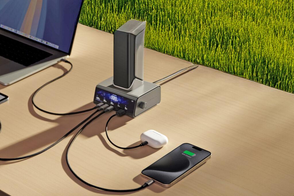 Ecoflow Rapid USB Ladegerät mit Powerbank auf Campingtisch um Handy, Inears und Laptop zu laden.