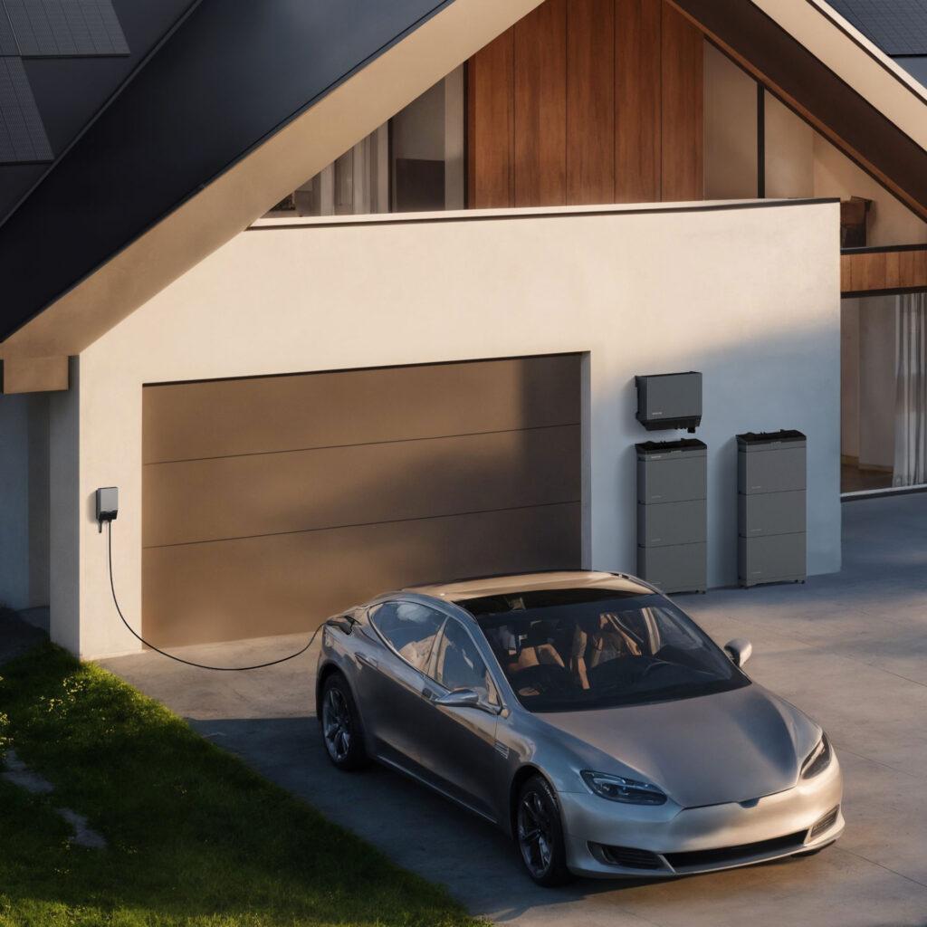Ecoflow Powerocean an Aussenseite der Garage montiert, silbernes Auto lädt Strom aus der Ecoflow Walbox.