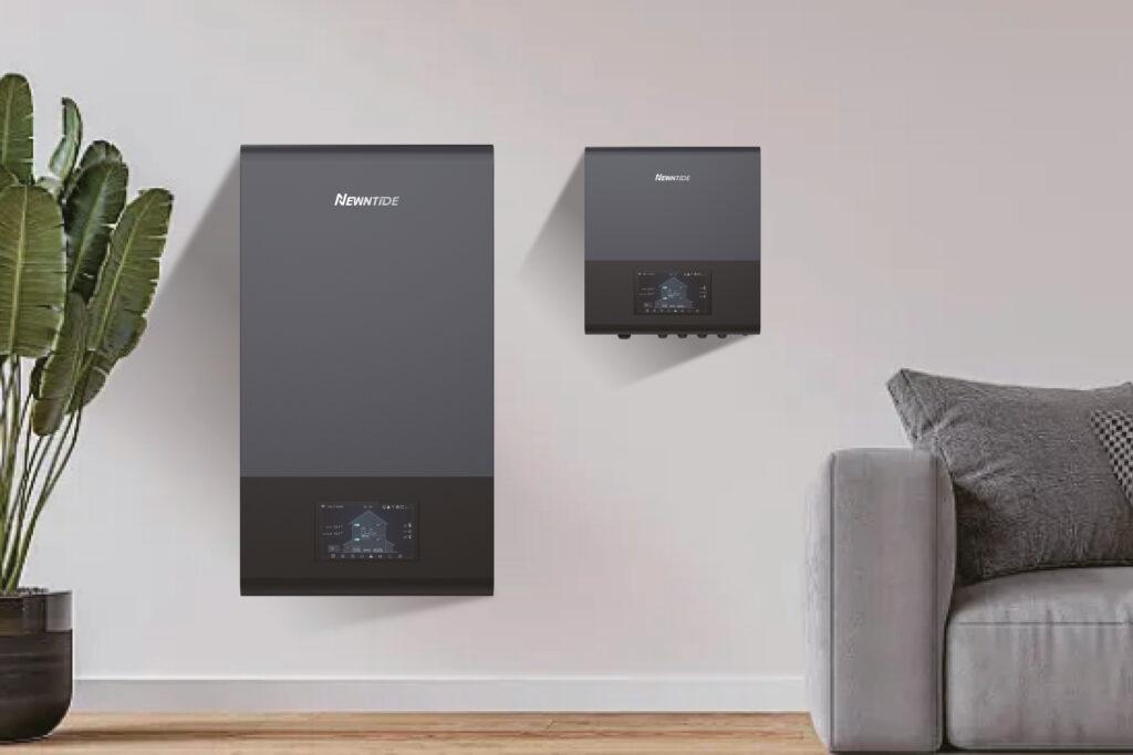 Newntide Control Modul und Hydalik Modul in Wohnzimmer an der Wand daneben Sofa.