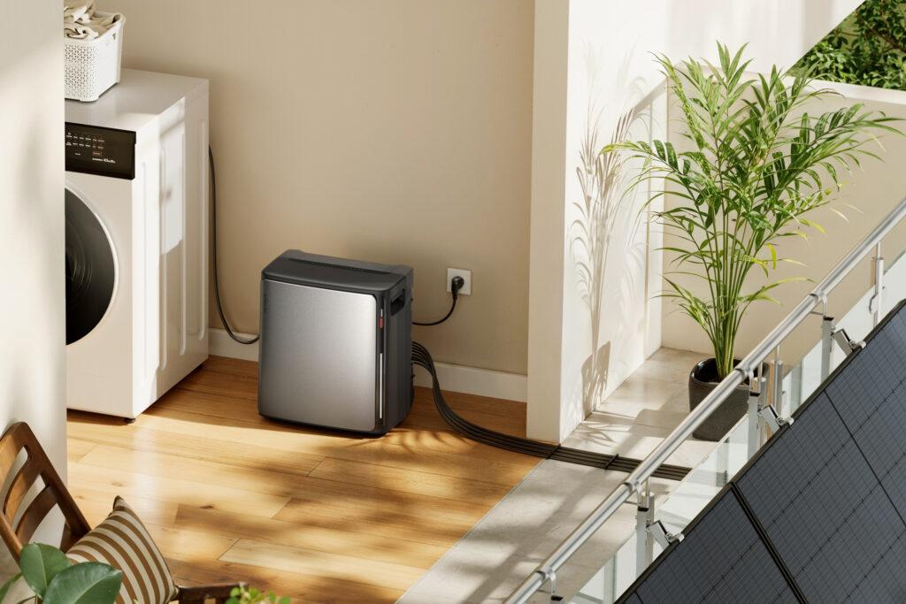 Ecoflow Powerstream Solarspeicher neben Waschmaschine im Haus an Balkonkraftwerk angeschlossen.